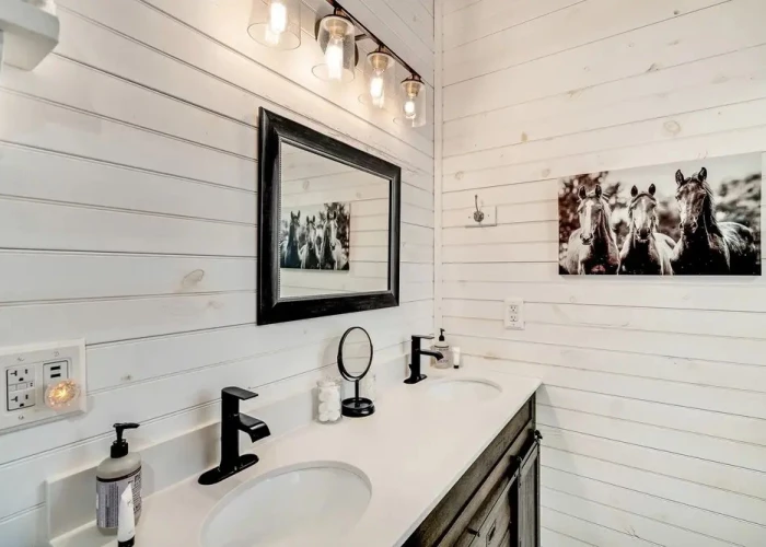 Gorgeous Carriage Cabin Just 1 Mile to Wildseed Farms!