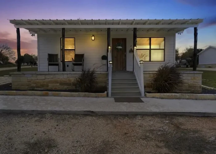 Gorgeous Carriage Cabin Just 1 Mile to Wildseed Farms!