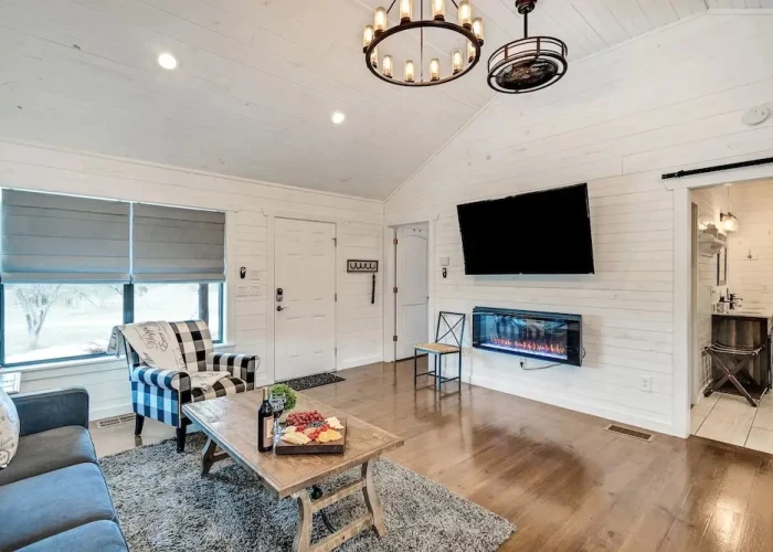 Gorgeous Carriage Cabin Just 1 Mile to Wildseed Farms!