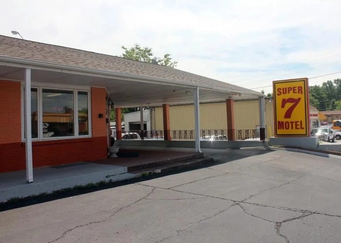 Super 7 Motel