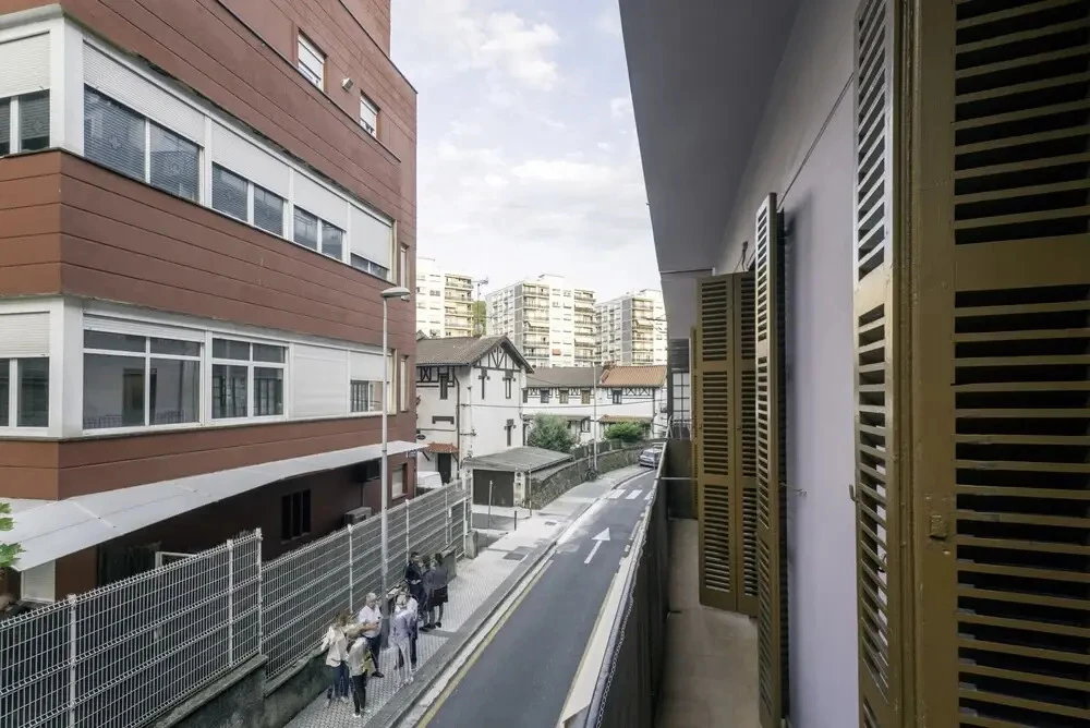 фото Always Easy | Escolta Real