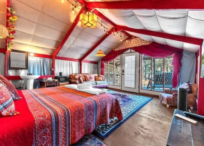 Bohemian Cabin: Hot-tub, Serene Retreat, Pet-friendly, 10-mins to Downtown!