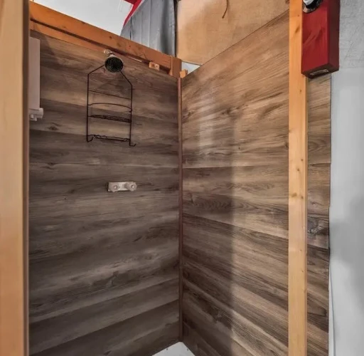 Bohemian Cabin: Hot-tub, Serene Retreat, Pet-friendly, 10-mins to Downtown!