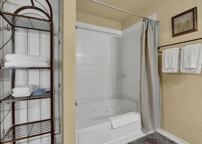 Romantic Private Cabin With Hot tub 10 Mins to Fred!