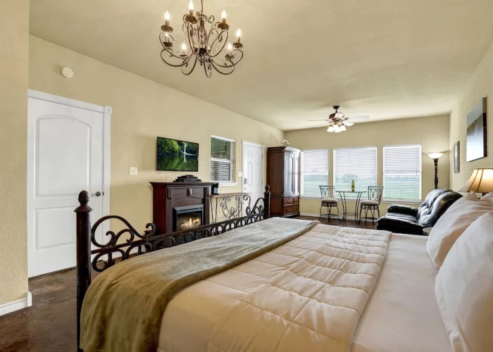 Romantic Private Cabin With Hot tub 10 Mins to Fred!